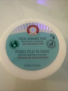 First Aid Beauty Facial Radiance Pads - Teal and White